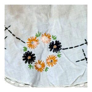 Vintage 16.25" Round Embroidered Daisy Linen Tablecloth With Floral Design READ